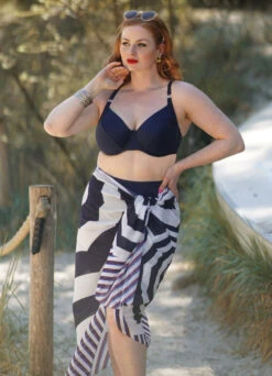 Minimizer Bikinitop Mit Bügeln "Swim" | Marine 20 Minimizer Bikinitop Mit Bügeln "Swim" | Marine -Outlet COSABELLA Store Swim navy Helena Candice Image1 Shop min 1280x1280